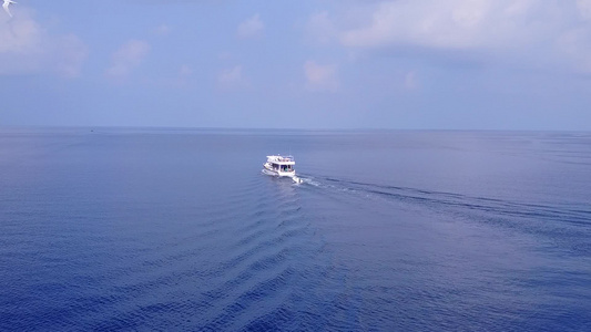 蓝海和白沙底蓝海的伊德利克湾海滩野生生物空中天空视频