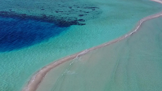 蓝海白沙背景宁静旅游海滩生活方式的空中海景视频