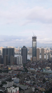 航拍城市风光暴雨过后碧空如洗干净的天空蓝天白云城市地标建筑素材写字楼视频