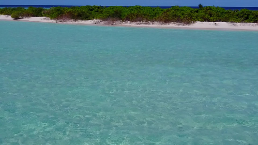 清沙背景浅海海岛海滩度假无人机全景视频