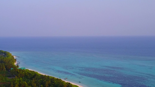 以蓝海和浅沙背景打破海滩的完美海湾空空空天空视频