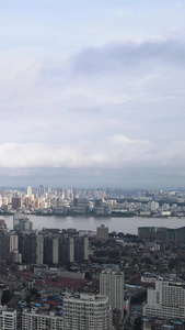 航拍城市风光暴雨过后碧空如洗干净的天空蓝天白云城市地标建筑素材风光城市视频