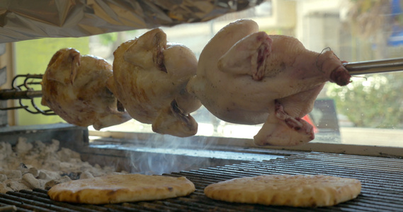 烤架上的烤鸡和皮塔饼视频