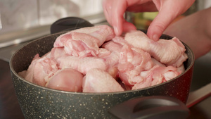 洗碗把鸡腿放在锅子上9秒视频