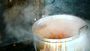 鸡肉和鱼酱煮在大铝锅里在泰国农村慢动地13秒视频