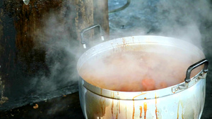 鸡肉和鱼酱在泰国农村的大铝锅里煮熟13秒视频