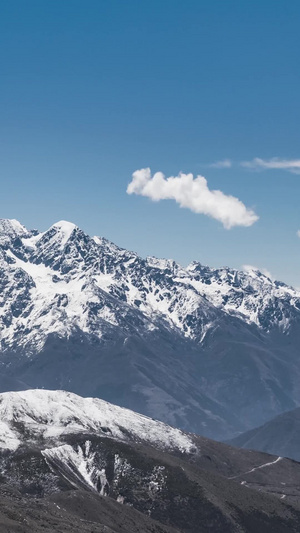 四川甘孜藏族自治州白海子山蓝天白云延时延时摄影15秒视频