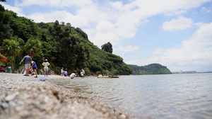 4k沙滩海边人物玩耍夏天玩水避暑25秒视频