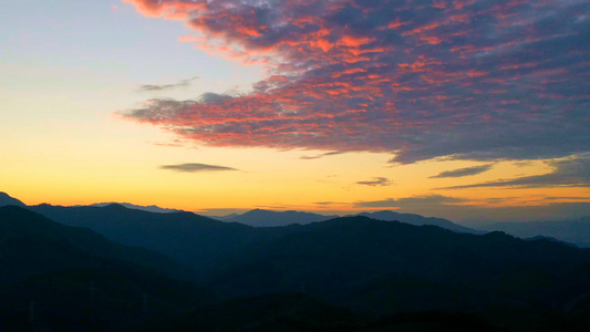 4k大山中的夕阳日落航拍延时[慢动作]视频