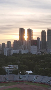 航拍城市风光落日晚霞夕阳天空城市体育场素材写字楼视频