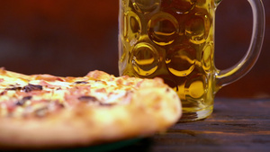 罐装啤酒和意大利披萨34秒视频