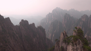从飞越岩石的观点在黄山被称为黄山安徽的全景42秒视频
