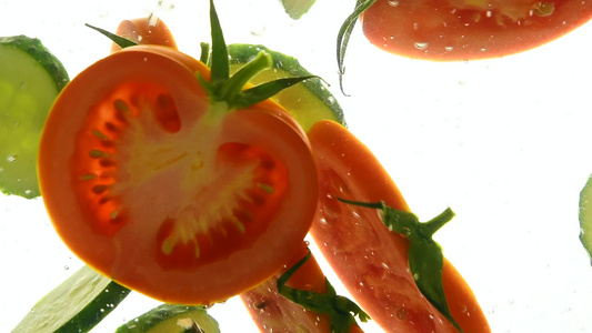 红番茄切片和水中的黄瓜视频