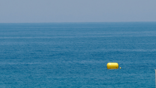 海浪背景上的黄黄色浮标视频