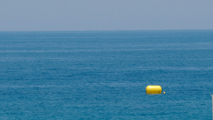 海浪背景上的黄黄色浮标20秒视频