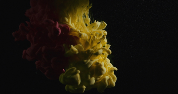 黄色和红色涂料在水中抽象溶解视频
