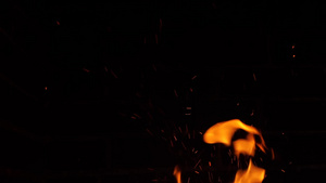 燃烧的火红色的热叉在框架的下部底部喷出火焰大量的余烬9秒视频
