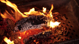 在砖壁壁炉中烧焦的木材8秒视频