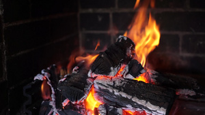 在砖壁壁炉中火焰中烧焦橡木柴20秒视频