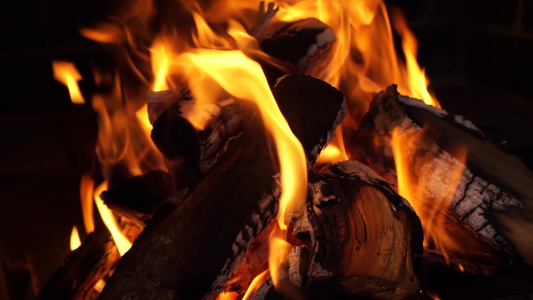在火焰中烧焦橡木柴和红热发光的防晒霜紧紧地围着枪声视频