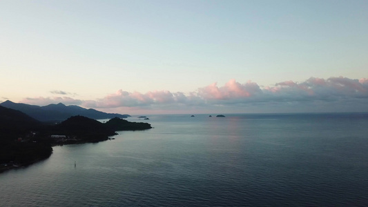 昌岛黎明绿松石清澈的海水与波浪反射环境粉红色的轻云视频