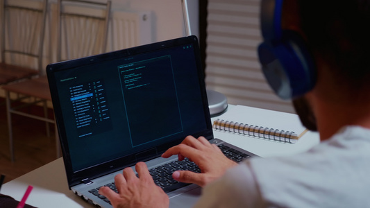 黑客晚上在电脑上打字视频
