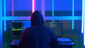 在黑夹克和头顶上戴兜帽的黑客写黑客程序12秒视频