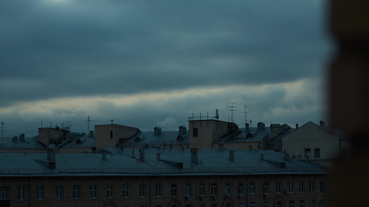 城市周围的乌云天空背景视频