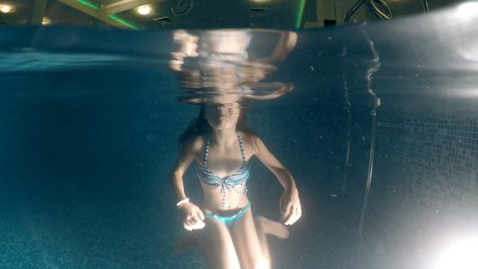 在室内游泳池里快乐地游泳戈普罗圆顶拍到的球视频