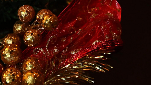 圣诞节灯光和金装饰品交融视频