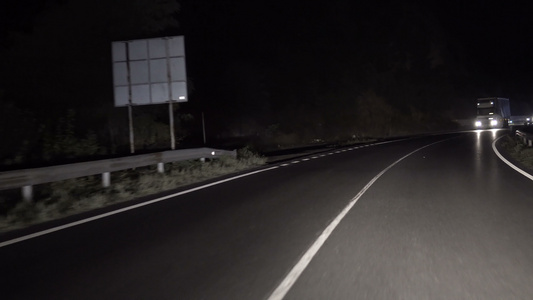 夜间驾车在路上行驶视频