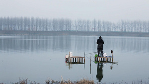 冬天湖里钓鱼61秒视频