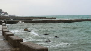 冲向码头的波浪18秒视频