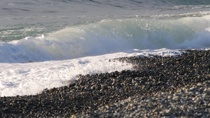 海浪滚滚到小石头沙滩上21秒视频
