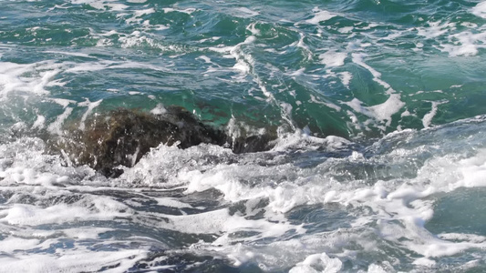 海浪在岩石上滚滚视频