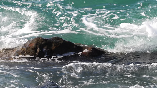 海浪在岩石上滚滚视频