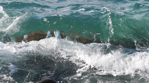 海浪在岩石上滚滚31秒视频