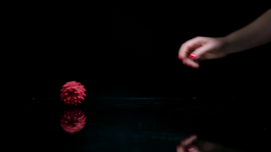 女性手卷纹红色球视频