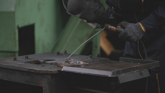 关于工作场所钢焊接的工厂工人技术员或工程师工艺视频