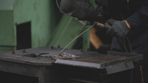 关于工作场所钢焊接的工厂工人技术员或工程师工艺9秒视频