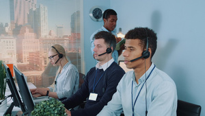 男性经理接线员在呼叫中心帮助同事26秒视频