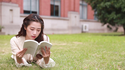 文艺青年草地上看书[看看书]视频
