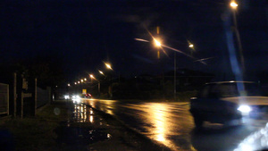 夜里下雨时汽车的行驶32秒视频