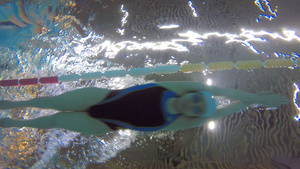 4K水底仰拍运动员素材4秒视频