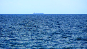 靠近海岸的大型跨大西洋大船14秒视频