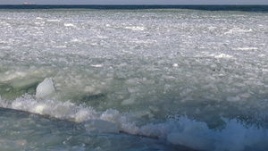 2017年乌克兰敖德萨附近的海上风暴期间冰冻的黑海23秒视频