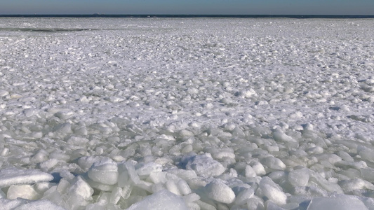 2017年乌克兰敖德萨附近的海上风暴期间冰冻的黑海视频