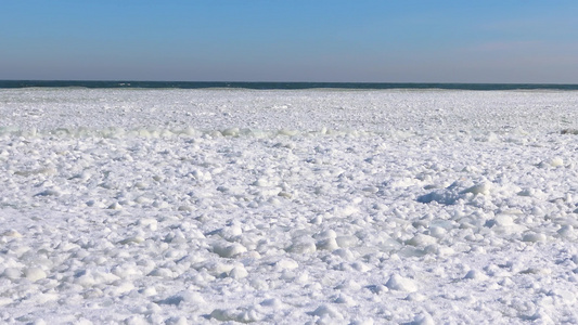 乌克兰敖德萨海上风暴期间冰冻黑海视频