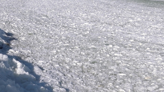 2017年乌克兰敖德萨附近的海上风暴期间冰冻的黑海视频