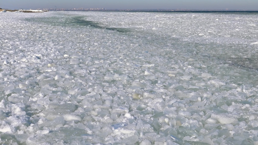 2017年乌克兰敖德萨附近的海上风暴期间冰冻的黑海视频